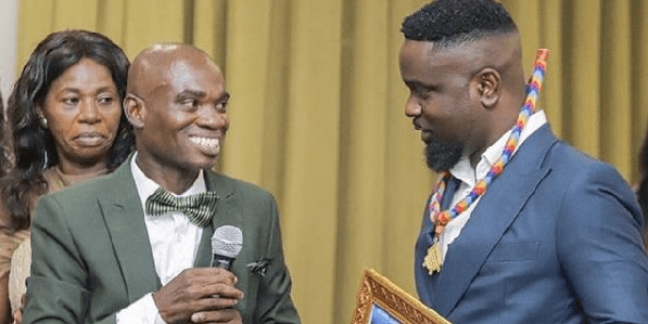 Dr. UN handing over Sarkodie's flask award to him in August 2020