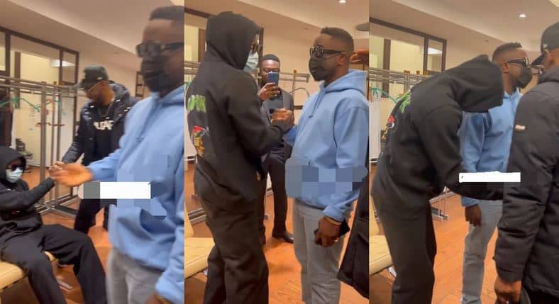 Stonebwoy and Sarkodie exchanging pleasantries in public